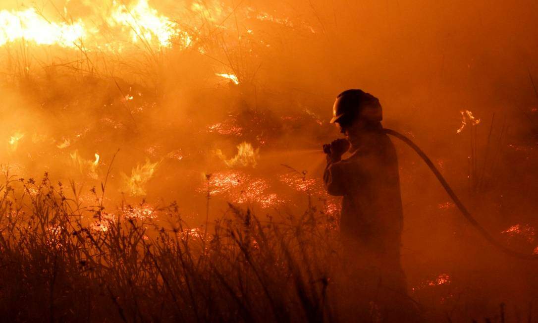 Bombeiro combate queimada na província de Corrientes, na Argentina Foto: STRINGER / REUTERS