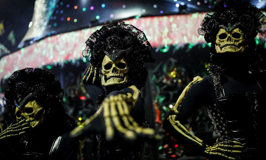 Escola de Niterói traça paralelo entre o carnaval deste ano e o de 1919, reazlizado logo após a pandemia da gripe espanhola Foto: AMANDA PEROBELLI / REUTERS