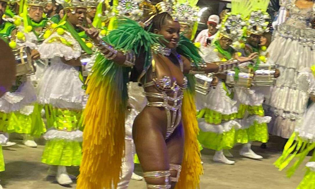 IZA estreia à frente da bateria da escola de samba no Grupo Especial do Rio Foto: Natália Boere