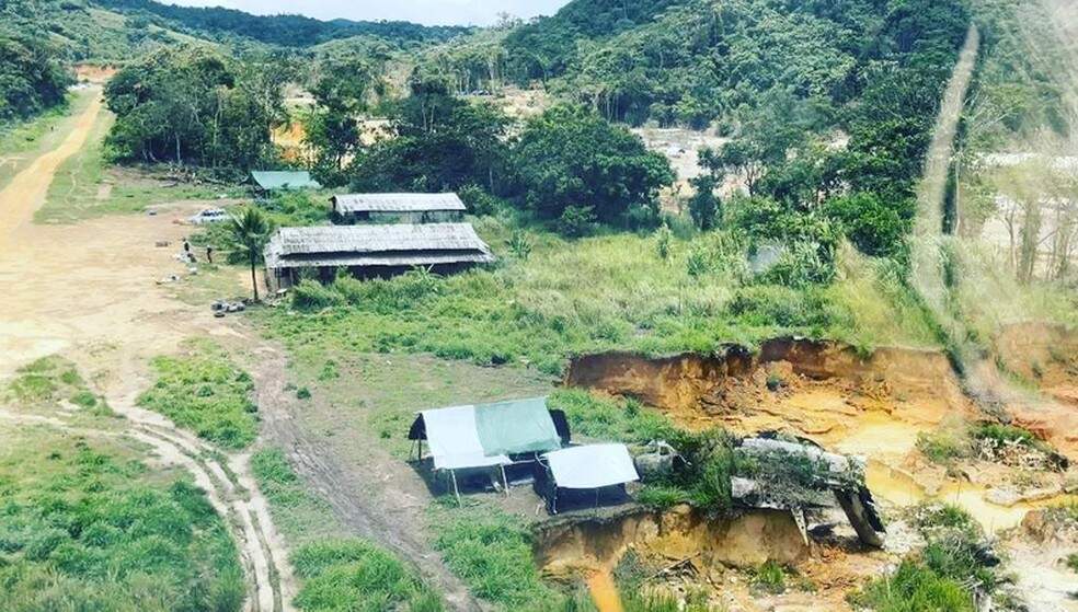 Posto de saúde próximo ao garimpo ilegal em foto publicada por Dario Kopenawa — Foto: Reprodução/Instagram/Dario Kopenawa