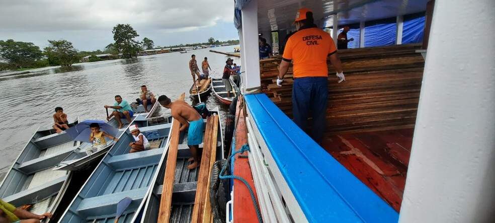 Madeiras foram levadas par o município para construção de pontes. — Foto: Divulgação/Defesa Civil