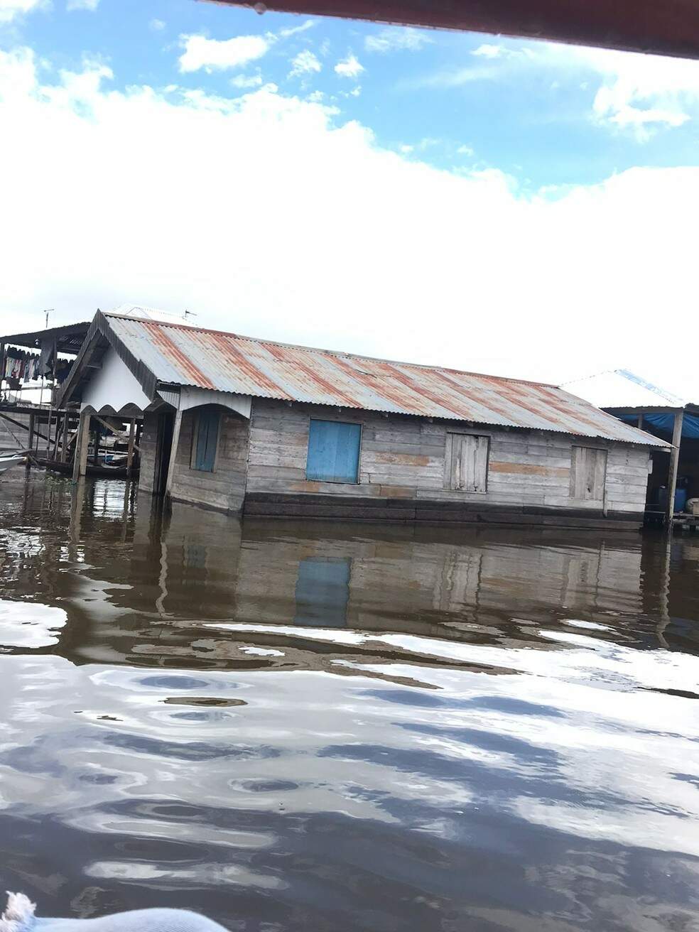 Casas em Careiro da Várzea, no interior do Amazonas, também já foram atingidas pelo rio. — Foto: Divulgação/Defesa Civil