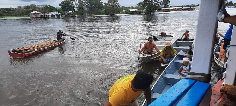 Moradores usam canoas e lanchas para se locomover. — Foto: Divulgação/Defesa Civil