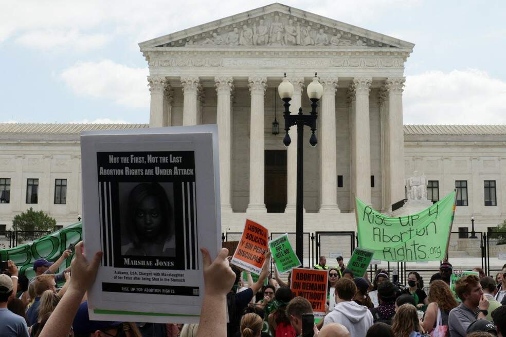 Manifestantes se posicionam em frente à Suprema Corte dos EUA — Foto: Evelyn Hockstein/REUTERS