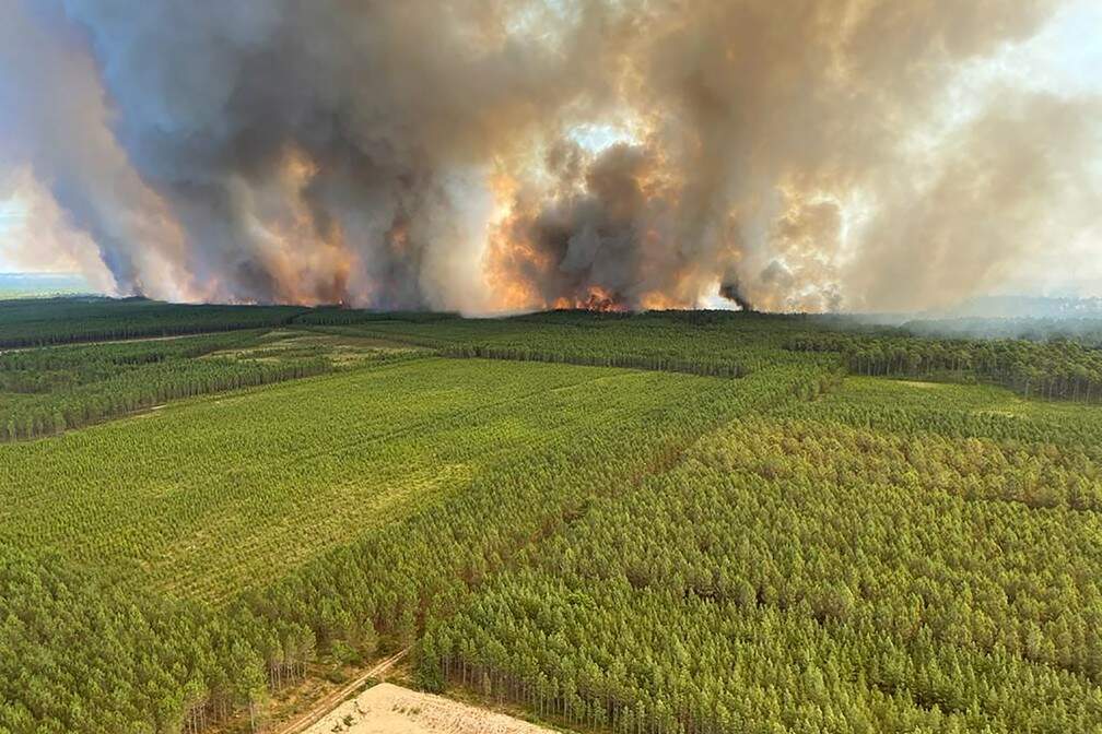 A foto, fornecida pelo corpo de bombeiros da região de Gironde, na França, mostra um incêndio florestal perto de Landiras, no sudoeste do país, na quarta-feira (13). — Foto: SDIS33 via AP