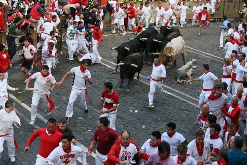 Seis pessoas ficam feridas na primeira corrida de touros do festival de San  Fermin, na Espanha