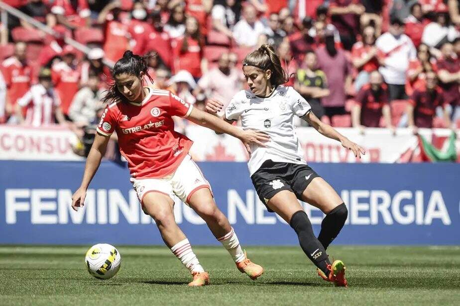 Com o maior público da história do futebol feminino, Inter e