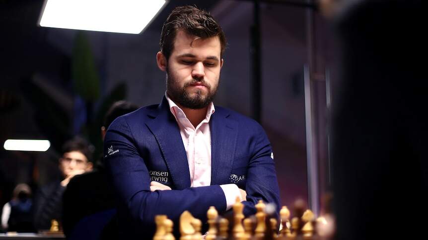 Campeão mundial de xadrez abandona partida contra jovem acusado de trapaça