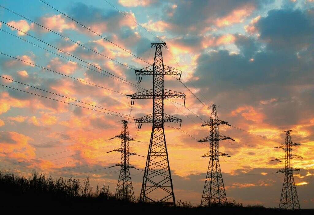 Governo quer usar R$ 9 bilhões para evitar disparada na conta de luz 1 Torres transmissao energia eletrica 1024x702 1