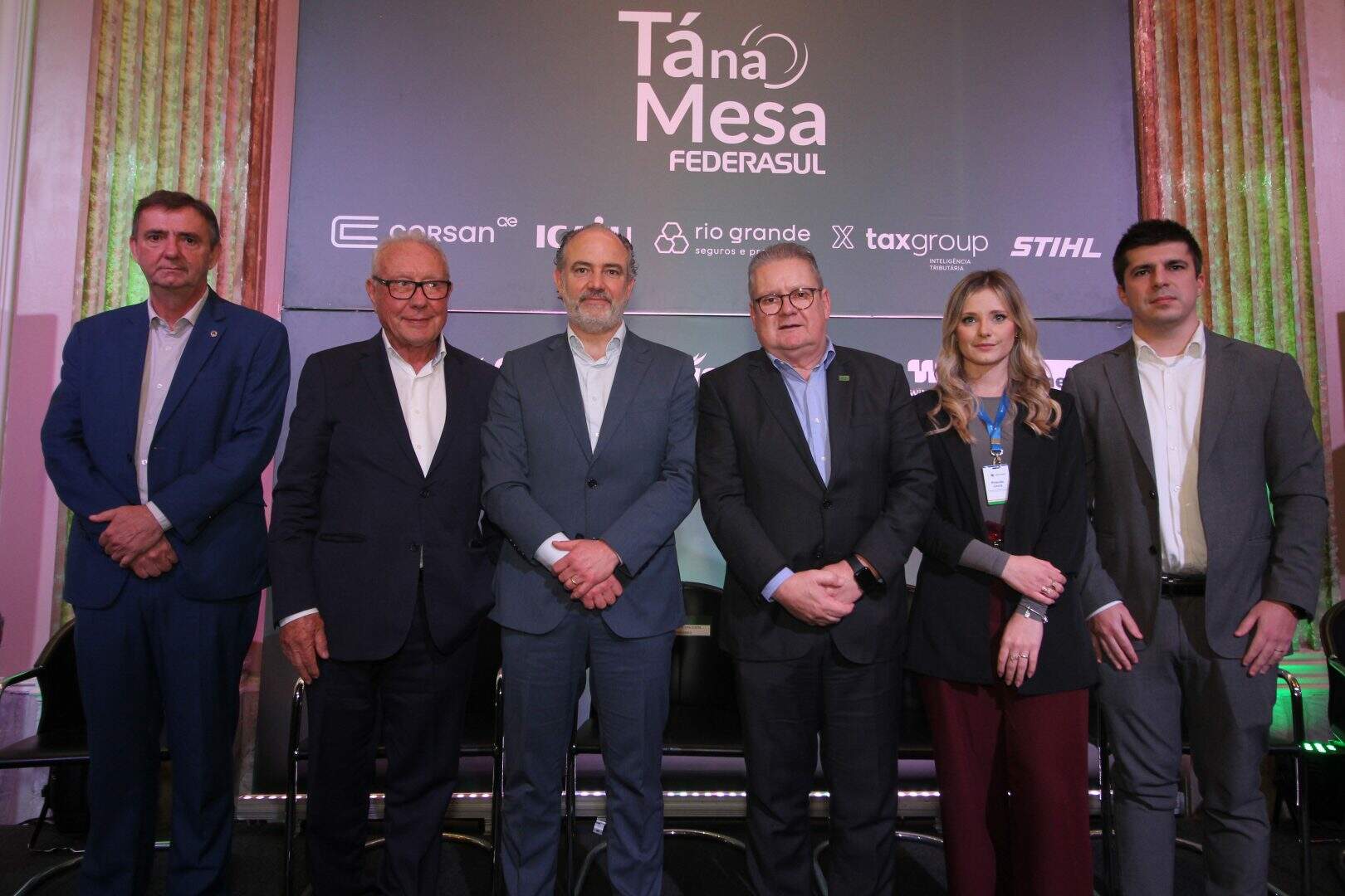 Empresários gaúchos se reúnem no evento Tá na Mesa da Federasul para discutir tarifaço dos EUA.