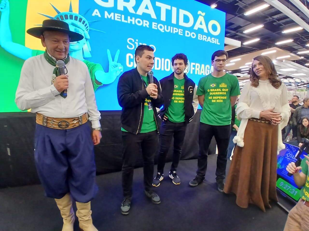 Luciano Hang acompanhado com sua família discursando para os colaboradores