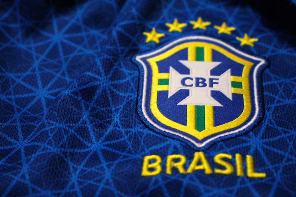 Escudo da camisa da seleção brasileira em camisa azul do Brasil
