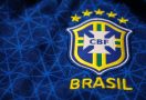 Escudo da camisa da seleção brasileira em camisa azul do Brasil
