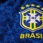 Escudo da camisa da seleção brasileira em camisa azul do Brasil