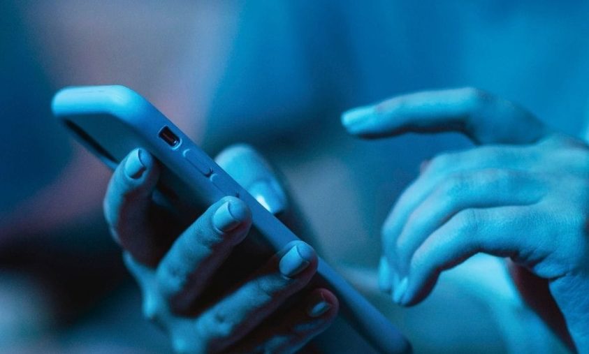 Jovens compartilham tutoriais para burlar ECA Digital, e site ensina como fraudar bloqueio