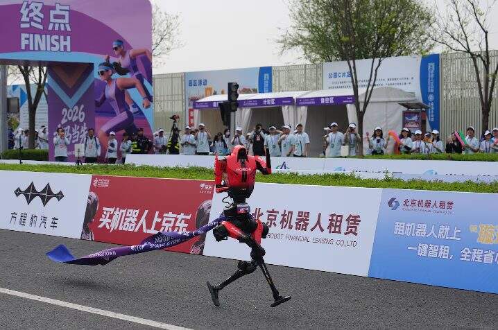 Robô humanoide vence meia-maratona em Pequim e supera recorde mundial humano pela 1ª vez